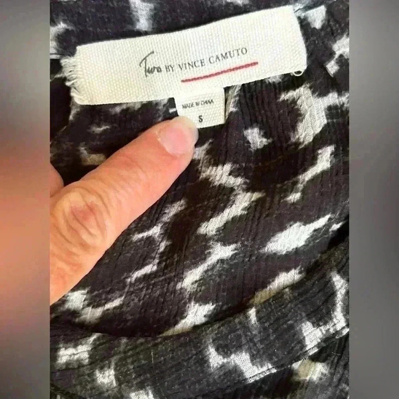 Vince Camuto size small women’s black and white sheer blouse 👚 - Picture 3 of 4